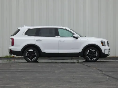 Photos of 2025 Kia Telluride S for sale in Trenton, MO at Pettijohn Ford of Trenton