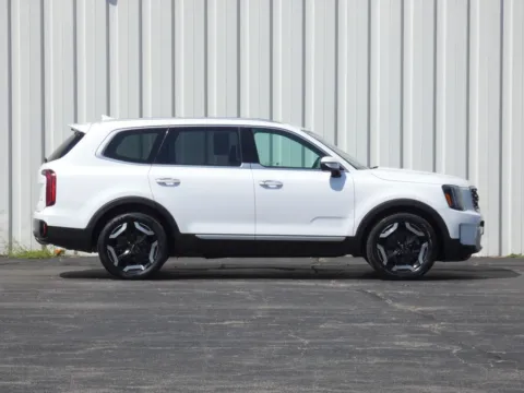 Photos of 2025 Kia Telluride S for sale in Trenton, MO at Pettijohn Ford of Trenton