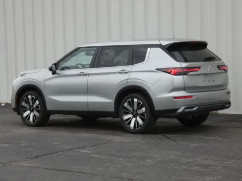More photos of 2025 Mitsubishi Outlander SE at Pettijohn Ford of Trenton, MO