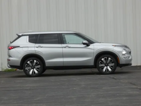 Photos of 2025 Mitsubishi Outlander SE for sale in Trenton, MO at Pettijohn Ford of Trenton