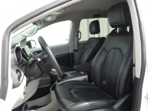 More photos of 2024 Chrysler Pacifica Touring L at Pettijohn Ford of Trenton, MO