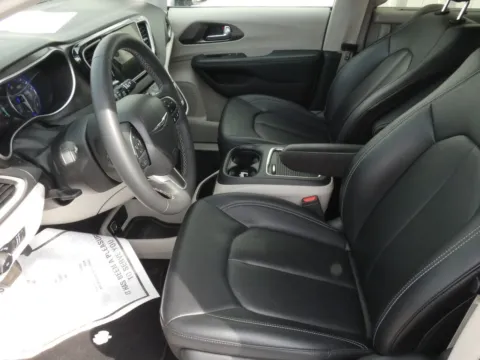 More photos of 2024 Chrysler Pacifica Touring L at Pettijohn Ford of Trenton, MO