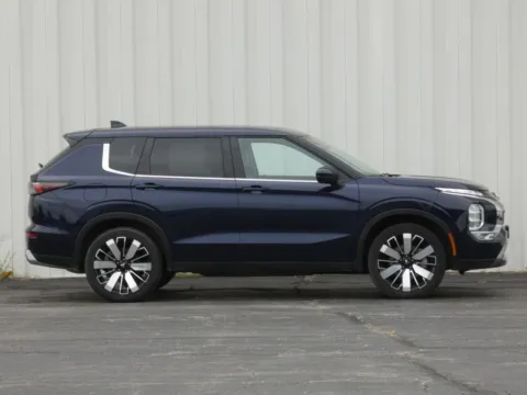 Photos of 2025 Mitsubishi Outlander for sale in Trenton, MO at Pettijohn Ford of Trenton