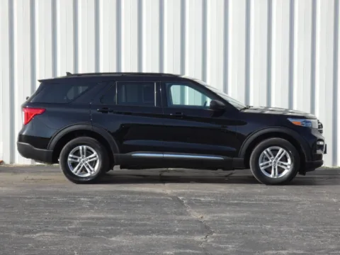 Photos of 2023 Ford Explorer XLT for sale in Trenton, MO at Pettijohn Ford of Trenton