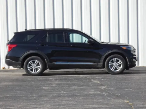 Photos of 2023 Ford Explorer XLT for sale in Trenton, MO at Pettijohn Ford of Trenton
