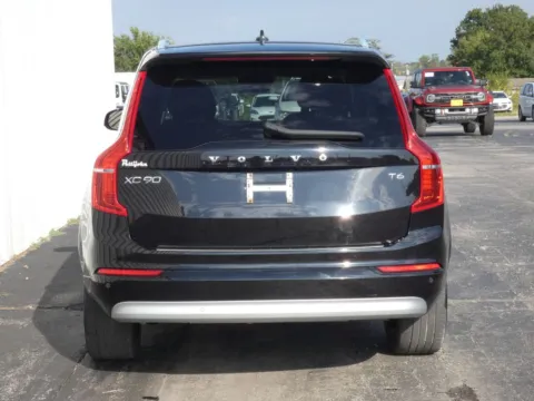 More photos of 2022 Volvo XC90 T6 Momentum at Pettijohn Ford of Trenton, MO