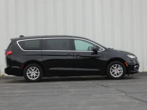 Photos of 2024 Chrysler Pacifica Touring L for sale in Trenton, MO at Pettijohn Ford of Trenton
