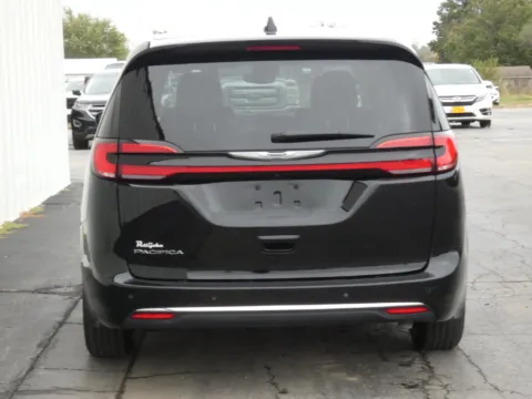 More photos of 2024 Chrysler Pacifica Touring L at Pettijohn Ford of Trenton, MO