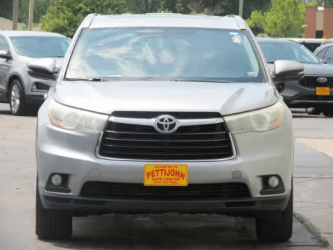 Photos of 2015 Toyota Highlander XLE V6 for sale in Trenton, MO at Pettijohn Ford of Trenton