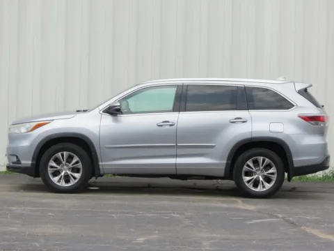 More photos of 2015 Toyota Highlander XLE V6 at Pettijohn Ford of Trenton, MO
