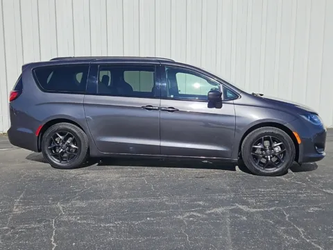 Photos of 2020 Chrysler Pacifica Touring L for sale in Trenton, MO at Pettijohn Ford of Trenton
