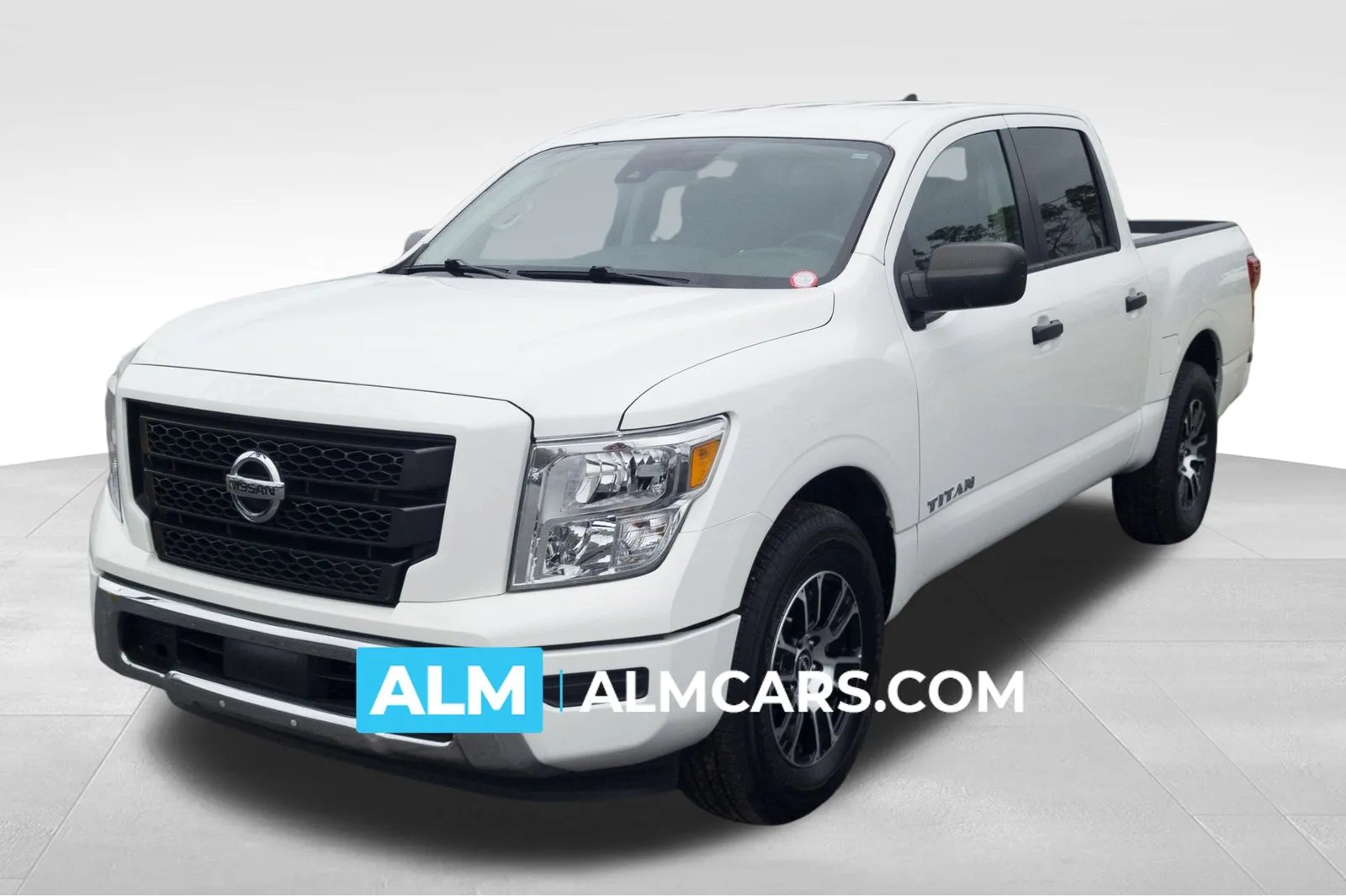 2023 Nissan Titan SV's photo