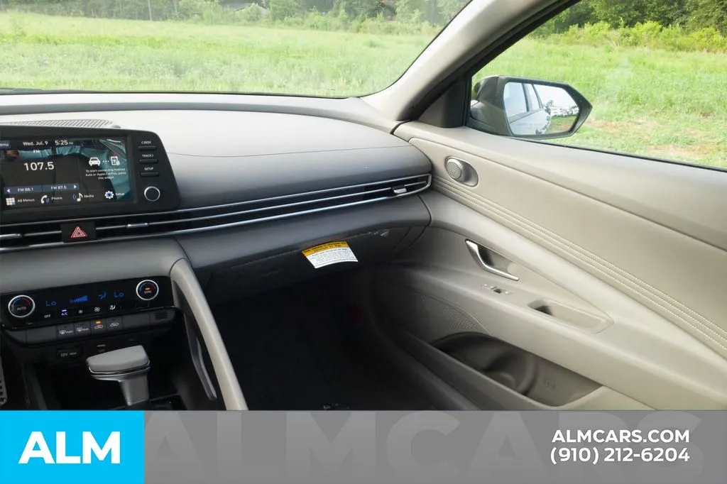 2025 Hyundai Elantra SEL - Photo 17