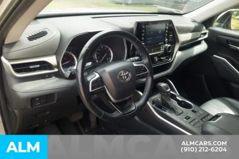 More photos of 2022 Toyota Highlander XLE at ALM Hyundai Lumberton, NC