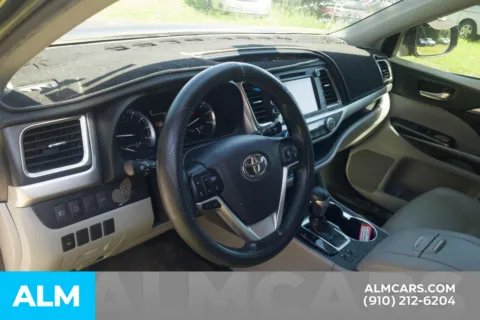 More photos of 2019 Toyota Highlander XLE at ALM Hyundai Lumberton, NC