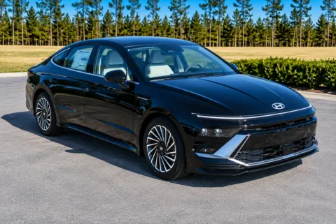 Another view of 2027 Hyundai Sonata Hybrid Limited for sale in Lumberton, NC at ALM Hyundai Lumberton