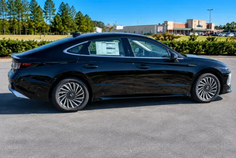 More photos of 2027 Hyundai Sonata Hybrid Limited at ALM Hyundai Lumberton, NC