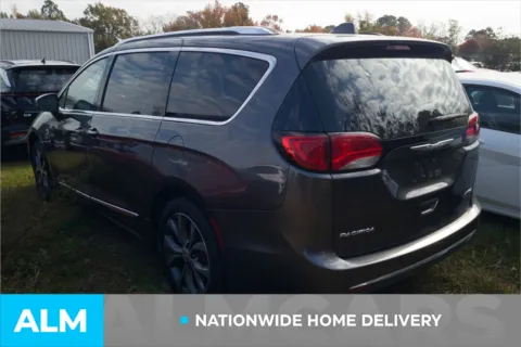 More photos of 2017 Chrysler Pacifica Limited at ALM Hyundai Lumberton, NC