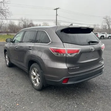More photos of 2015 Toyota Highlander XLE V6 at 101 Motors, NJ