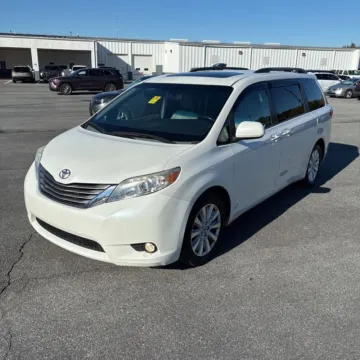 White 2015 Toyota Sienna XLE Premium 7 Passenger for sale in Carlstadt, NJ