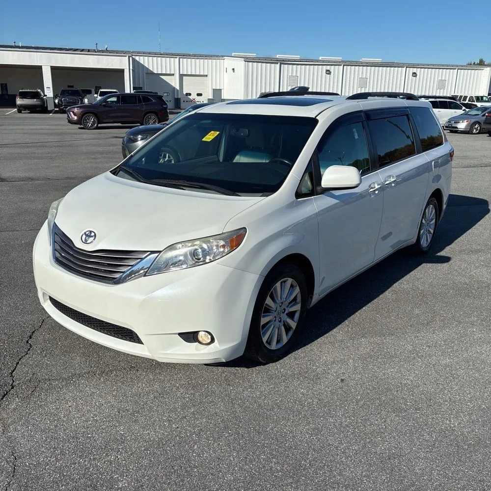 White 2015 Toyota Sienna XLE Premium 7 Passenger for sale in Carlstadt, NJ