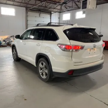 More photos of 2016 Toyota Highlander Limited V6 at 101 Motors, NJ