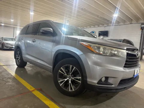 More photos of 2016 Toyota Highlander XLE V6 at 101 Motors, NJ