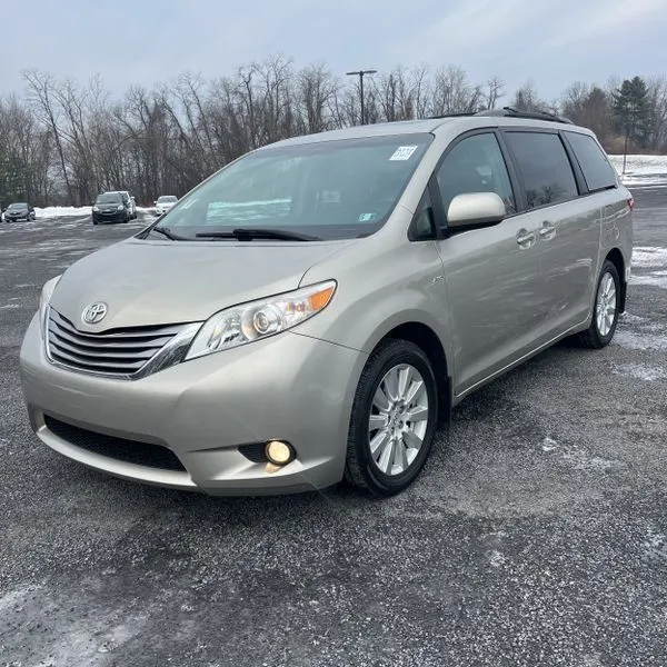 White 2017 Toyota Sienna XLE Premium 7 Passenger for sale in Carlstadt, NJ