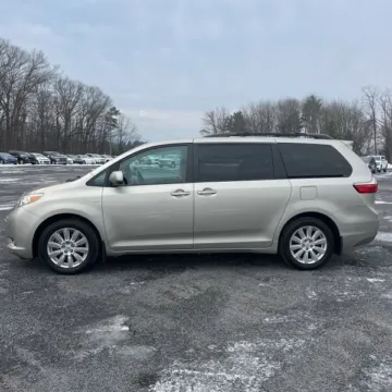 Another view of 2017 Toyota Sienna XLE Premium 7 Passenger for sale in Carlstadt, NJ at 101 Motors