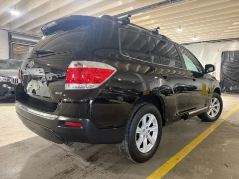 More photos of 2012 Toyota Highlander SE V6 at 101 Motors, NJ