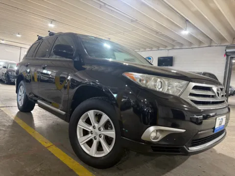 More photos of 2012 Toyota Highlander SE V6 at 101 Motors, NJ