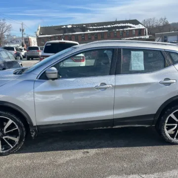 More photos of 2017 Nissan Rogue Sport SL at 101 Motors, NJ
