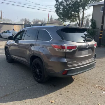 More photos of 2015 Toyota Highlander XLE V6 at 101 Motors, NJ