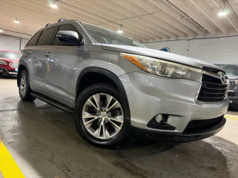 More photos of 2015 Toyota Highlander XLE V6 at 101 Motors, NJ