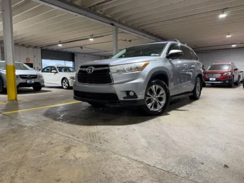 Silver 2015 Toyota Highlander XLE V6 for sale in Carlstadt, NJ