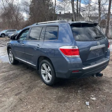 More photos of 2013 Toyota Highlander Limited V6 at 101 Motors, NJ