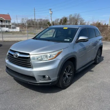 Silver 2016 Toyota Highlander XLE V6 for sale in Carlstadt, NJ