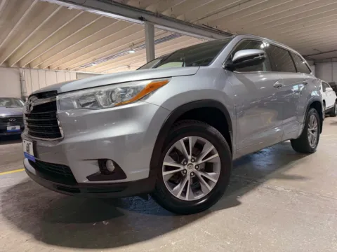Photos of 2015 Toyota Highlander XLE V6 for sale in Carlstadt, NJ at 101 Motors