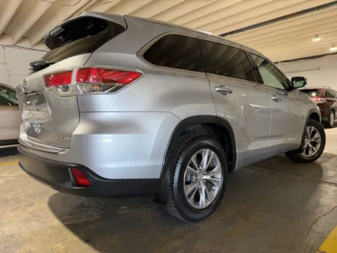 More photos of 2015 Toyota Highlander XLE V6 at 101 Motors, NJ
