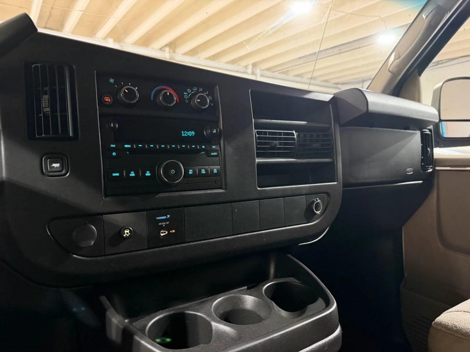 GMC Savana photo 10