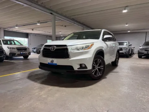 White 2016 Toyota Highlander XLE V6 for sale in Carlstadt, NJ