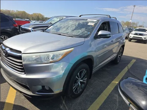 Silver 2016 Toyota Highlander XLE V6 for sale in Carlstadt, NJ