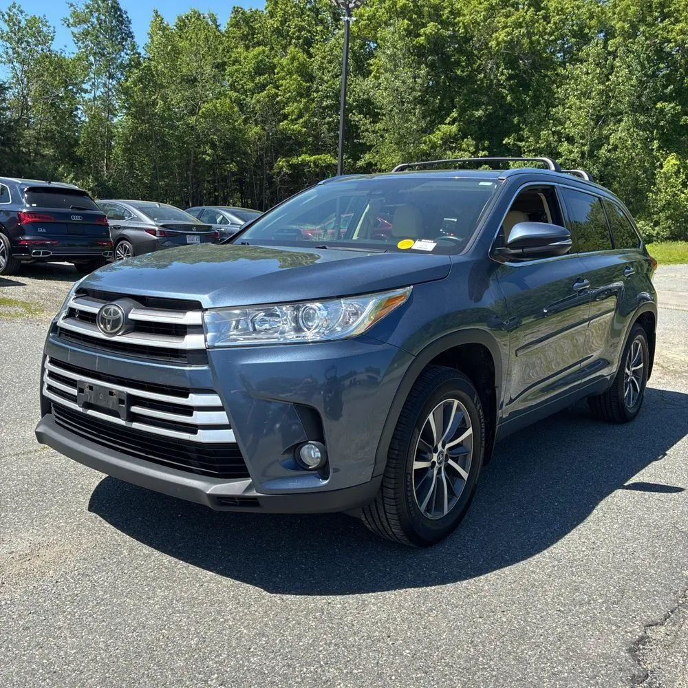 Blue 2017 Toyota Highlander XLE for sale in Carlstadt, NJ