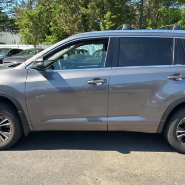 More photos of 2016 Toyota Highlander XLE V6 at 101 Motors, NJ