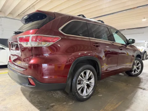 More photos of 2015 Toyota Highlander XLE V6 at 101 Motors, NJ
