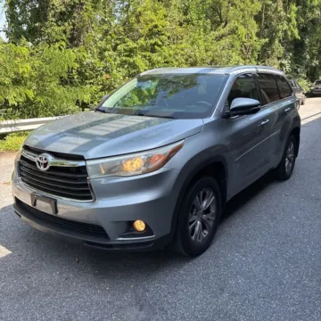 Silver 2015 Toyota Highlander XLE V6 for sale in Carlstadt, NJ
