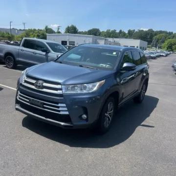 Blue 2017 Toyota Highlander XLE for sale in Carlstadt, NJ