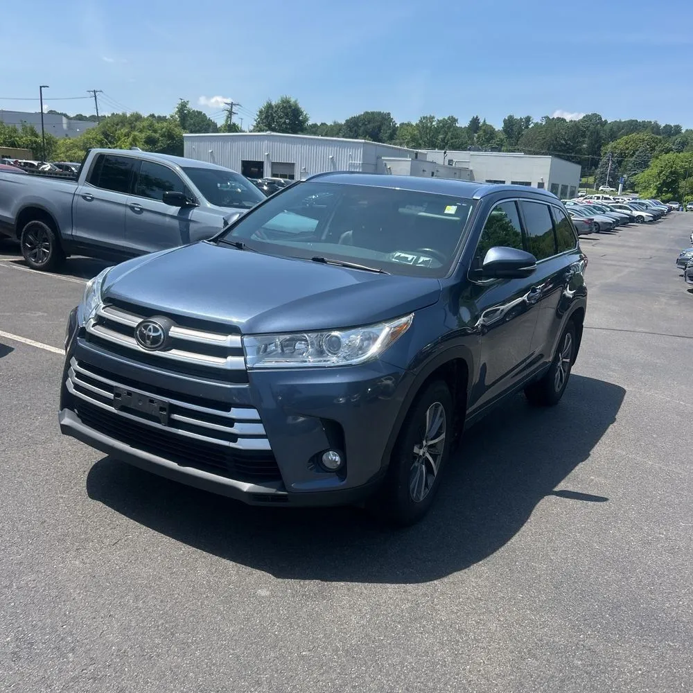 Blue 2017 Toyota Highlander XLE for sale in Carlstadt, NJ
