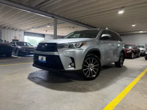 Silver 2017 Toyota Highlander SE for sale in Carlstadt, NJ