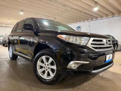 More photos of 2013 Toyota Highlander SE V6 at 101 Motors, NJ